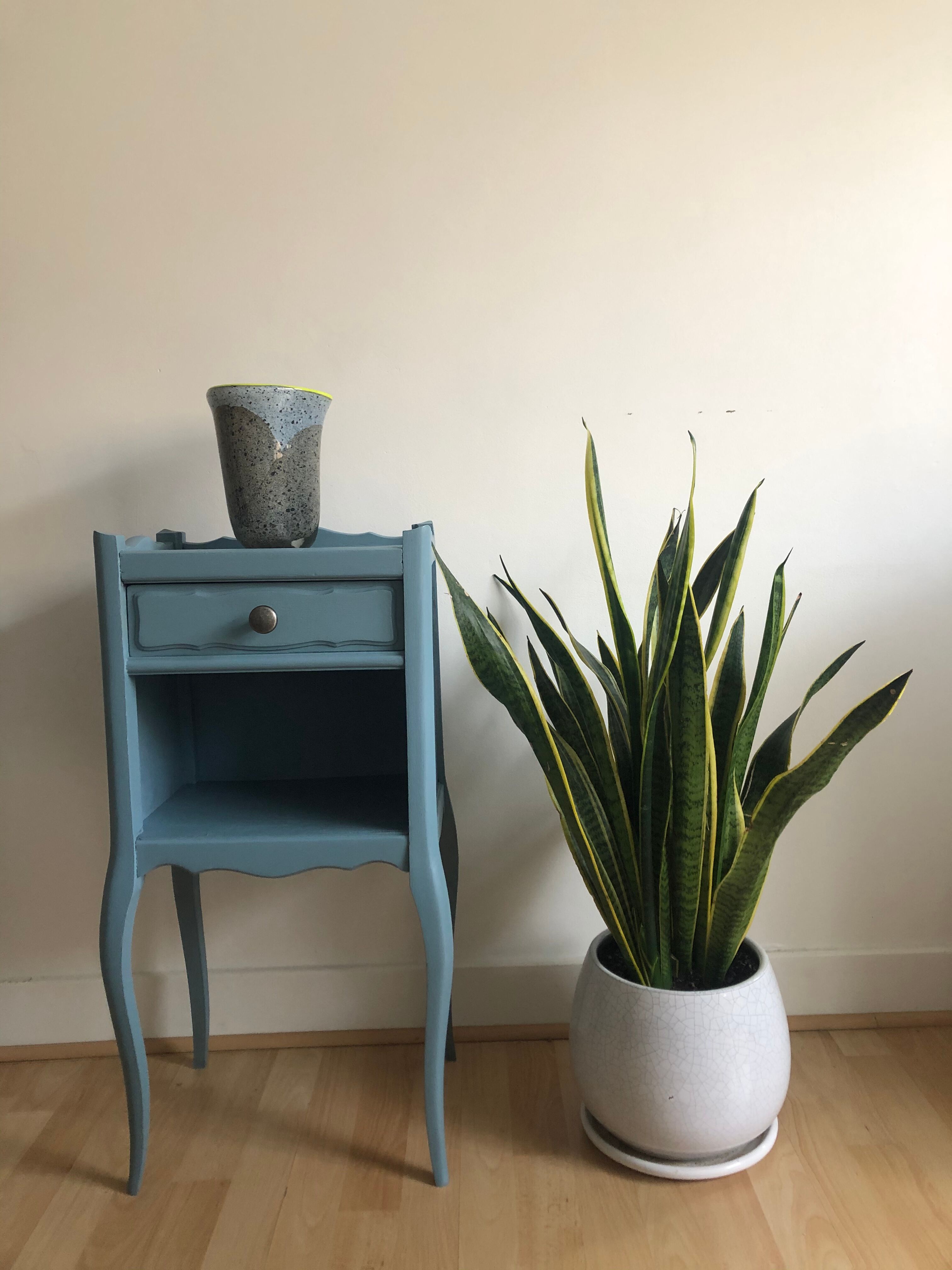 Guéridon en bois bleu