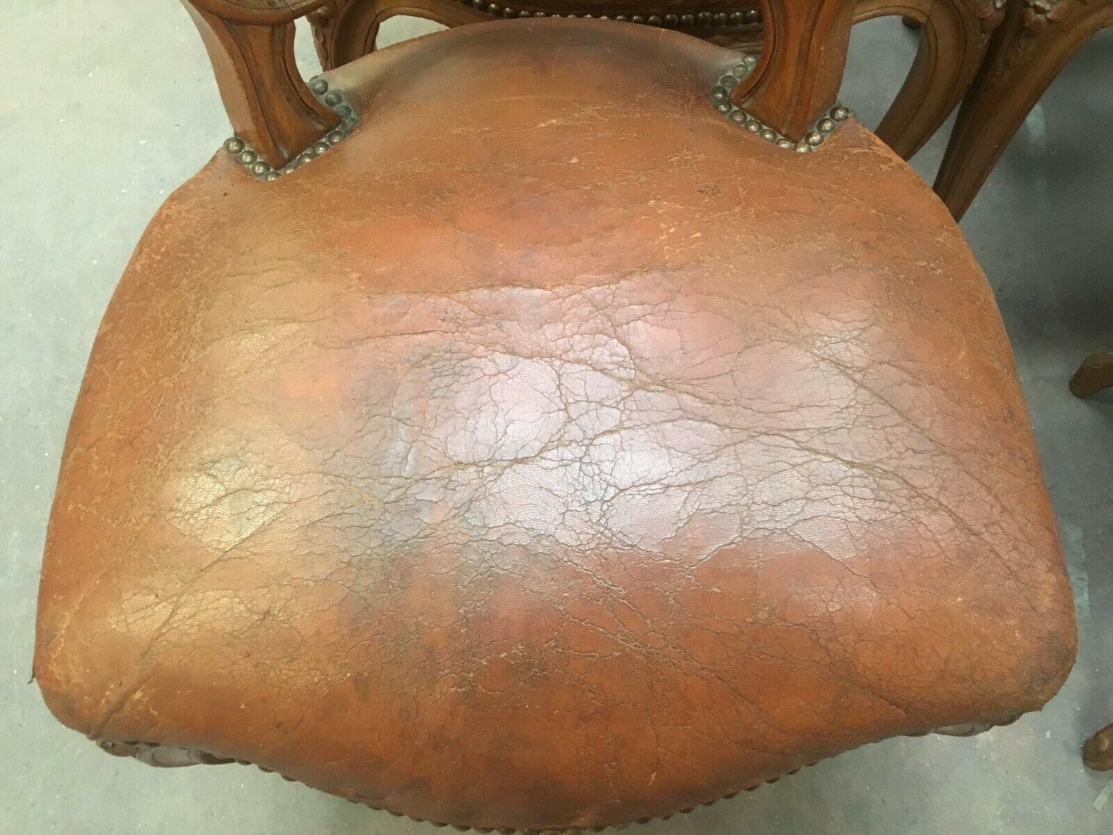 Suite de six chaises en noyer avec assises cuir, style Louis XV