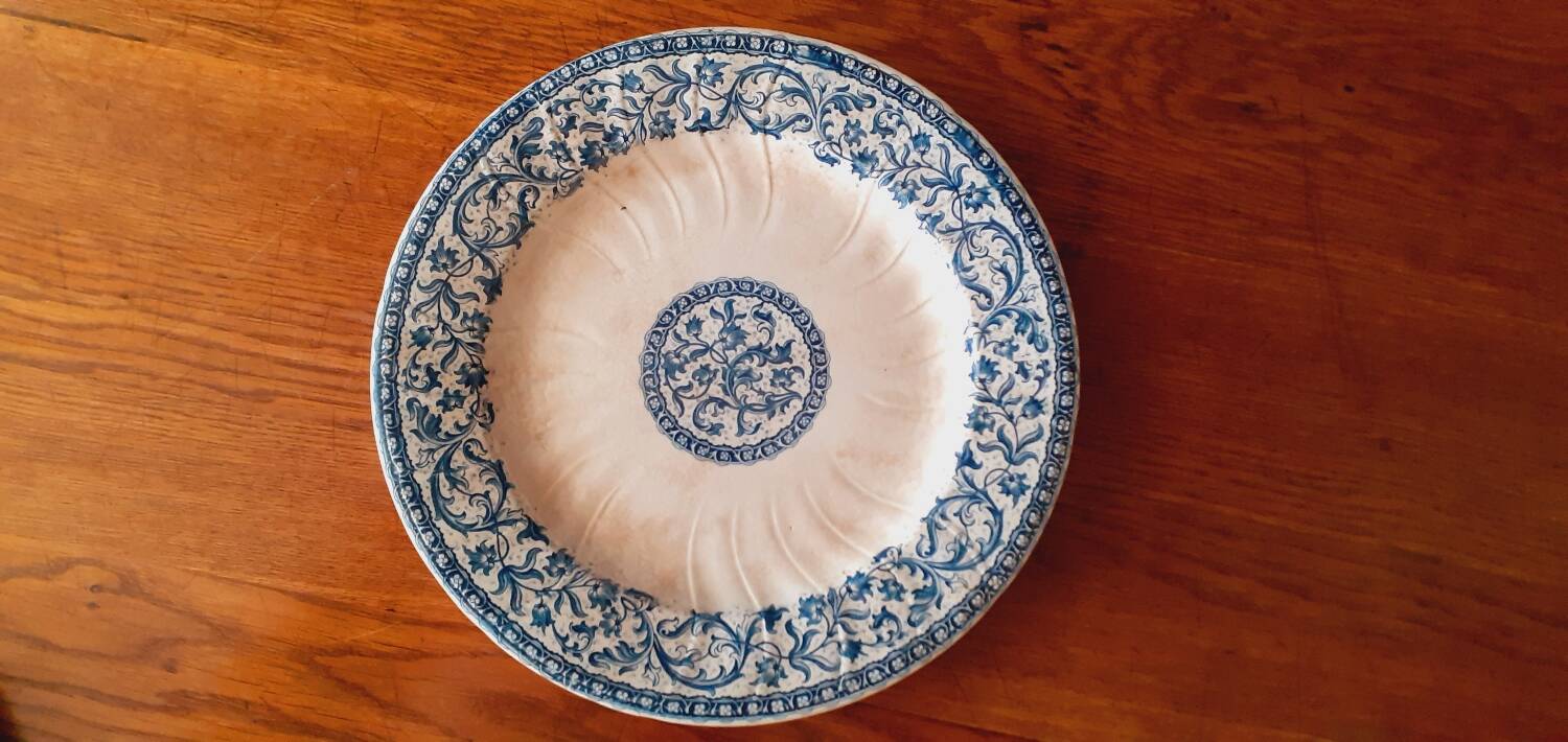 Gien earthenware serving dish circa 1880