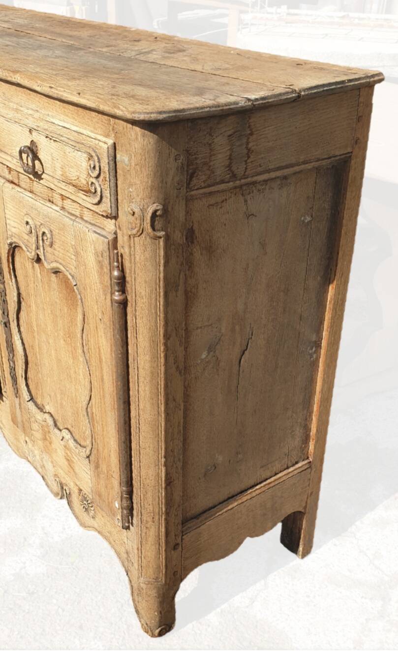 3-door sideboard in light oak, late 18th century, carved rustic work