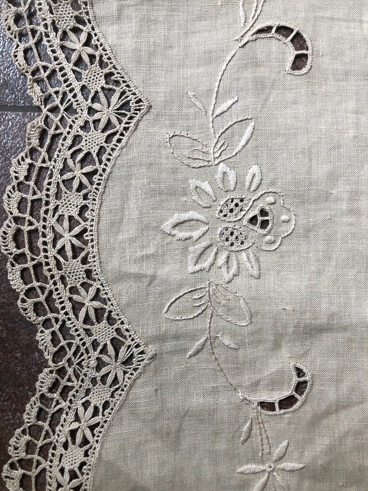 Old table path in linen yarn and crochet