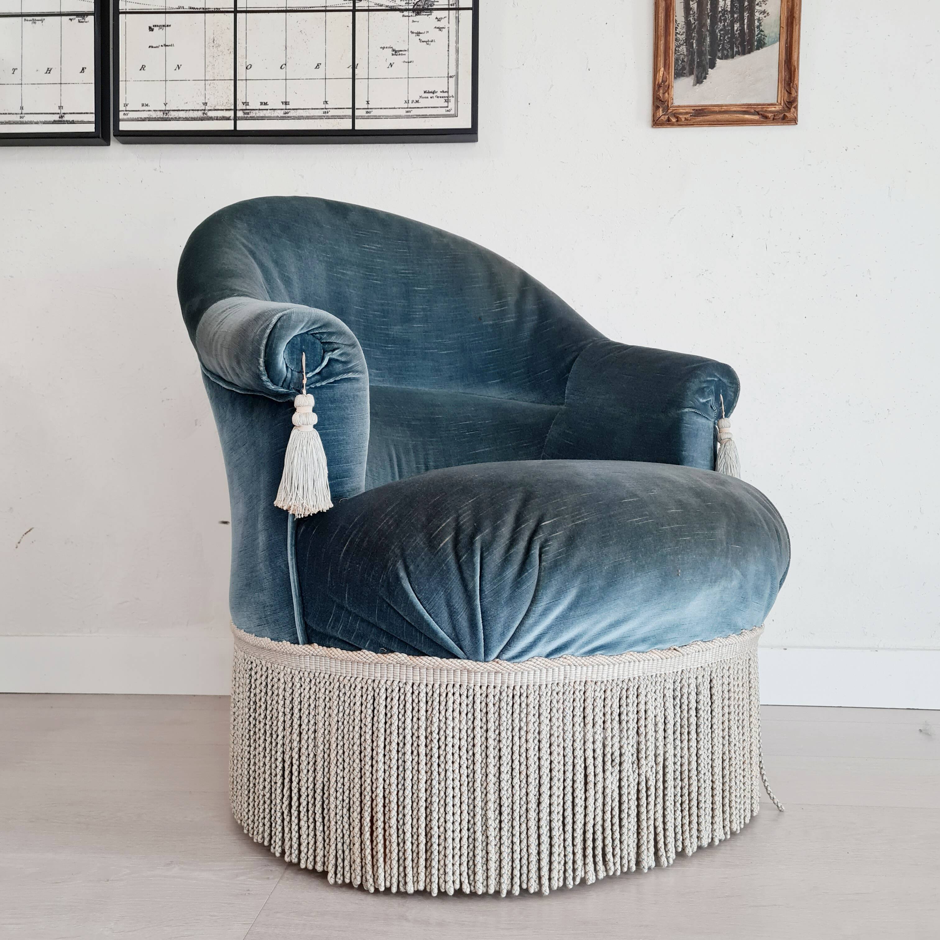 Blue velvet toad armchair with fringes