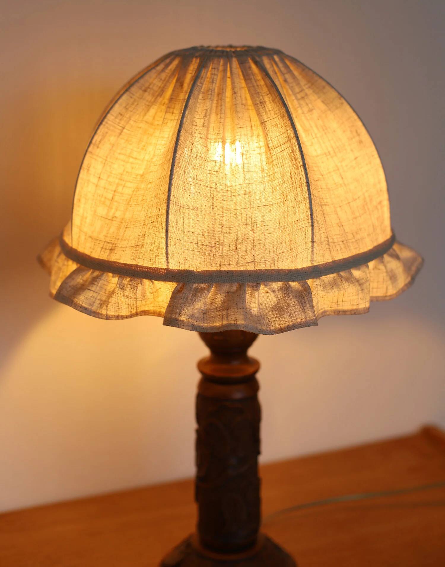 Lampe à poser en bois sculpté et abat-jour dôme, 1930
