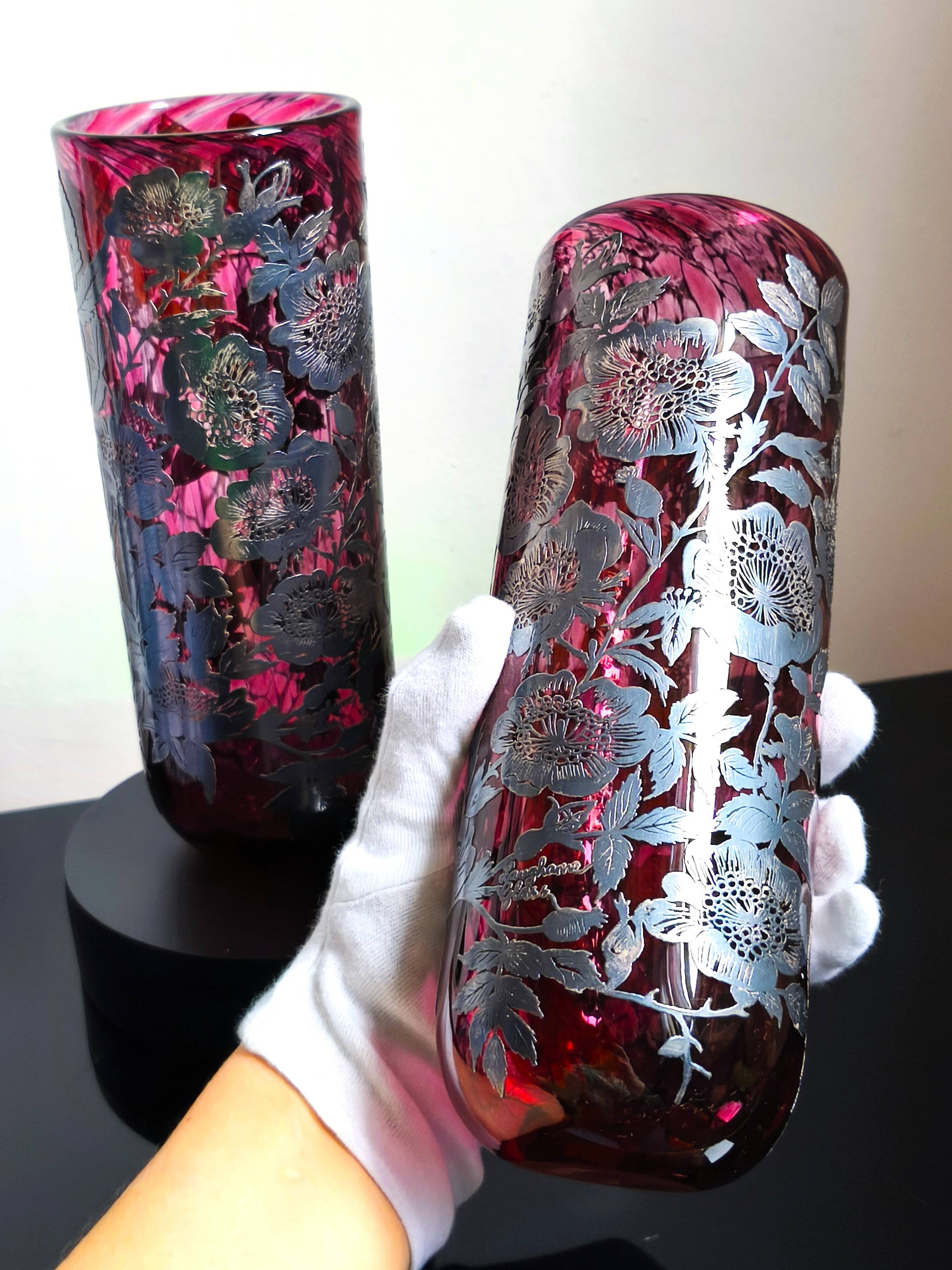 Paire de vases Laugharne avec revêtement en argent, en verre soufflé à la main de couleur rubis marbré.