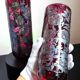 Paire de vases Laugharne avec revêtement en argent, en verre soufflé à la main de couleur rubis marbré.