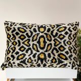 Coussin Ikat en velours panthère