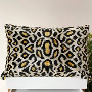 Coussin Ikat en velours panthère