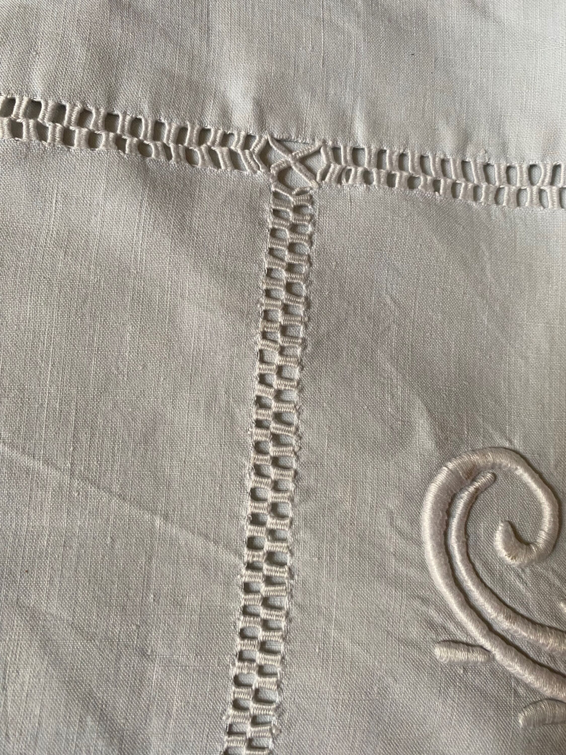 Drap ancien en fil de coton monogramme et brodé .