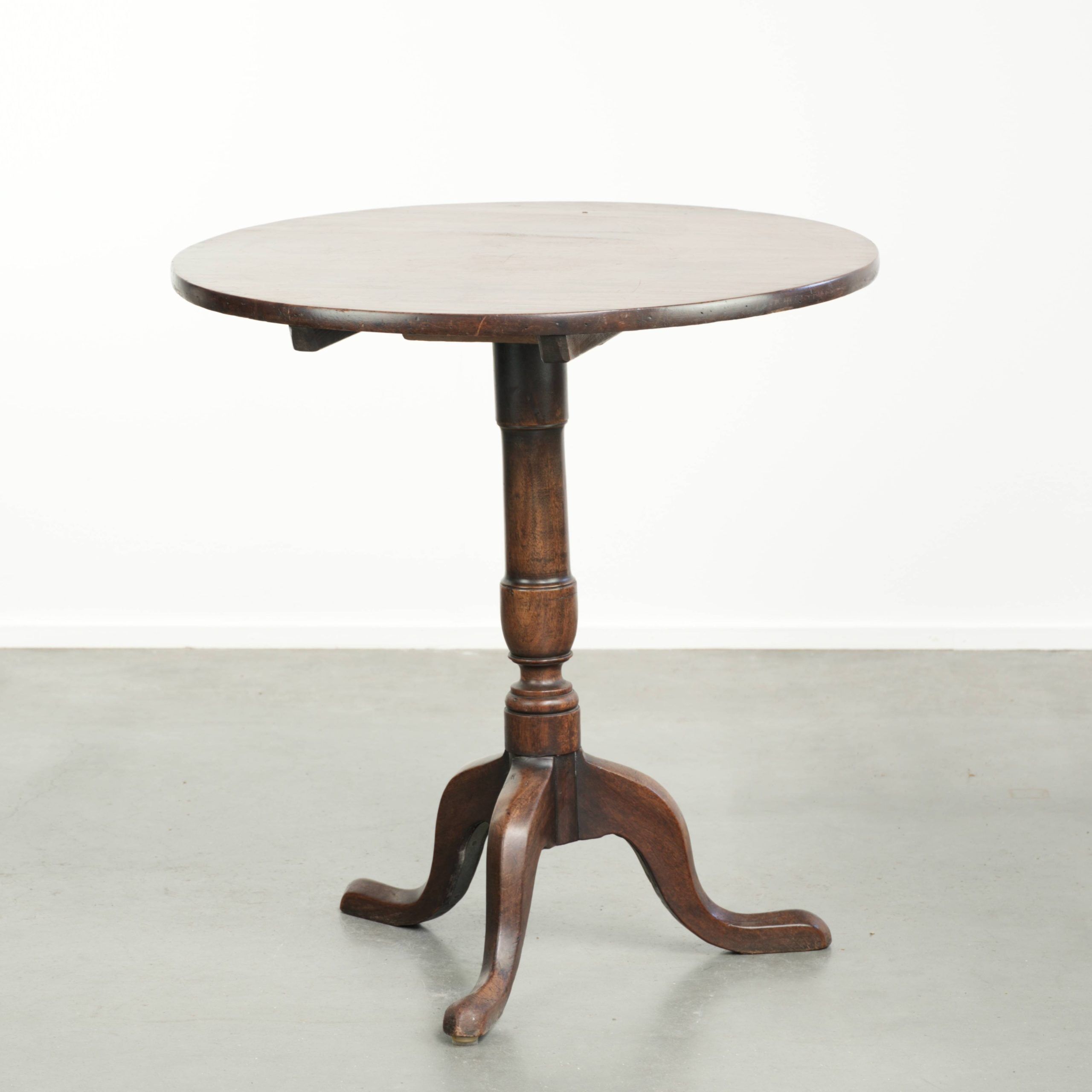 Table d'appoint / table d'angle inclinable anglaise du XVIIIe siècle