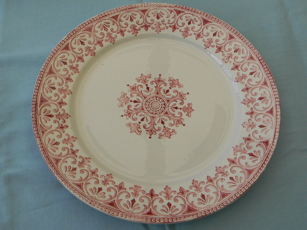 Flat plate in faience pink decoration