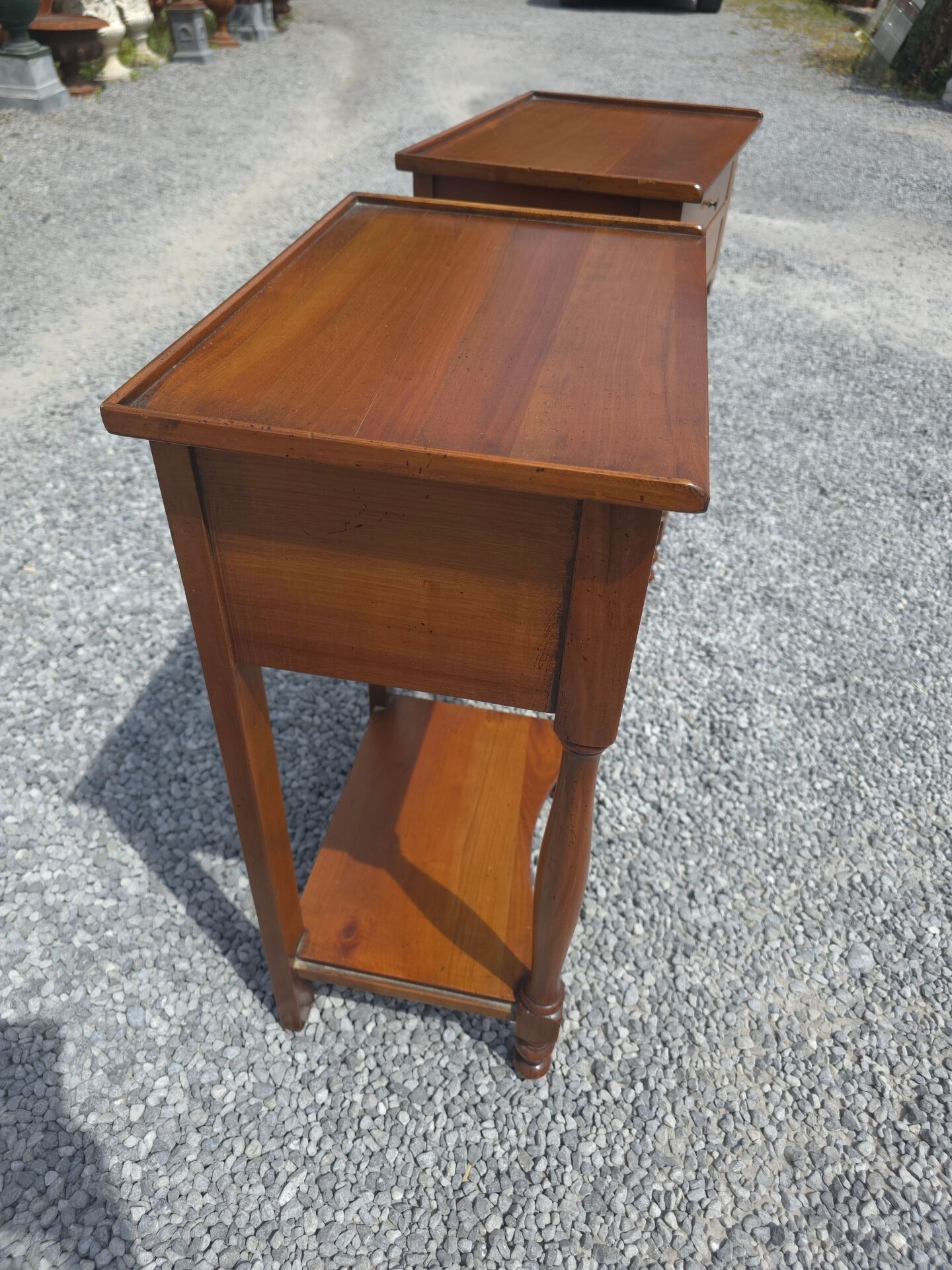 Paire de tables de chevet en merisier massif
