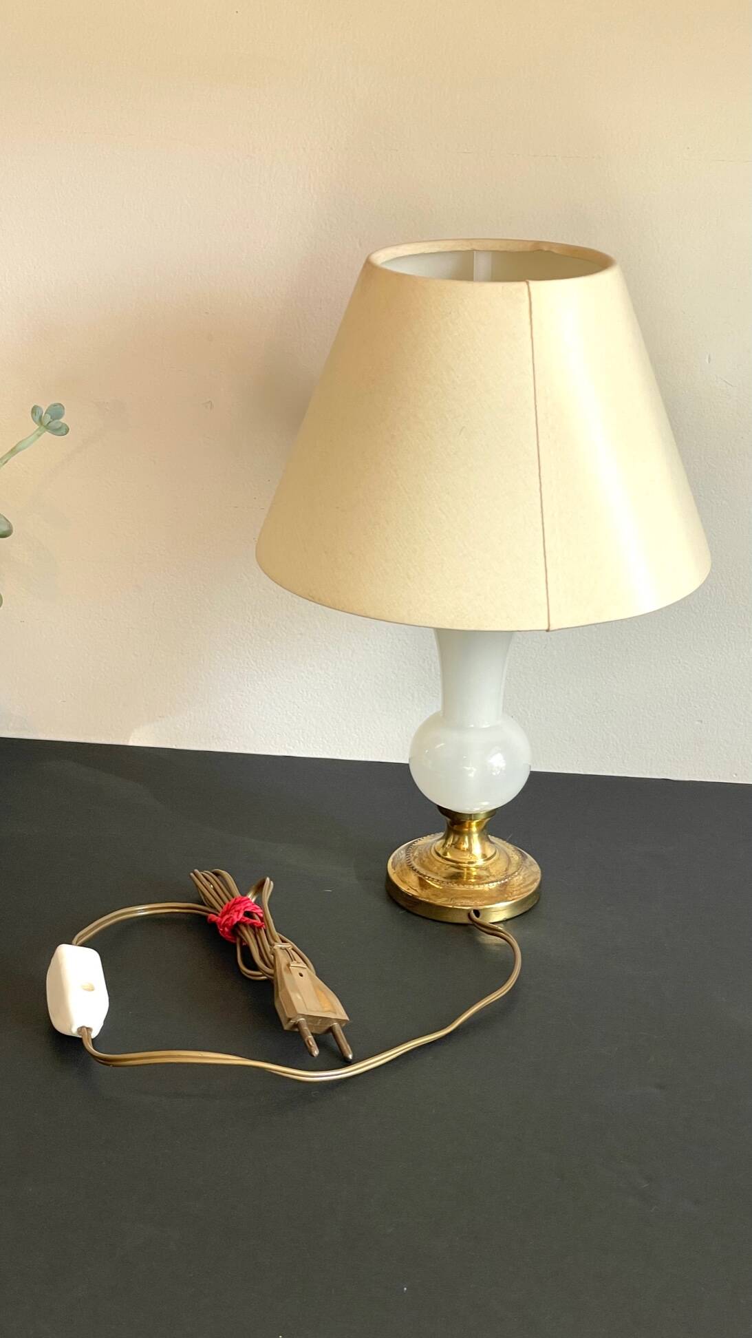 Chic lamp in opaline glass and vintage brass
