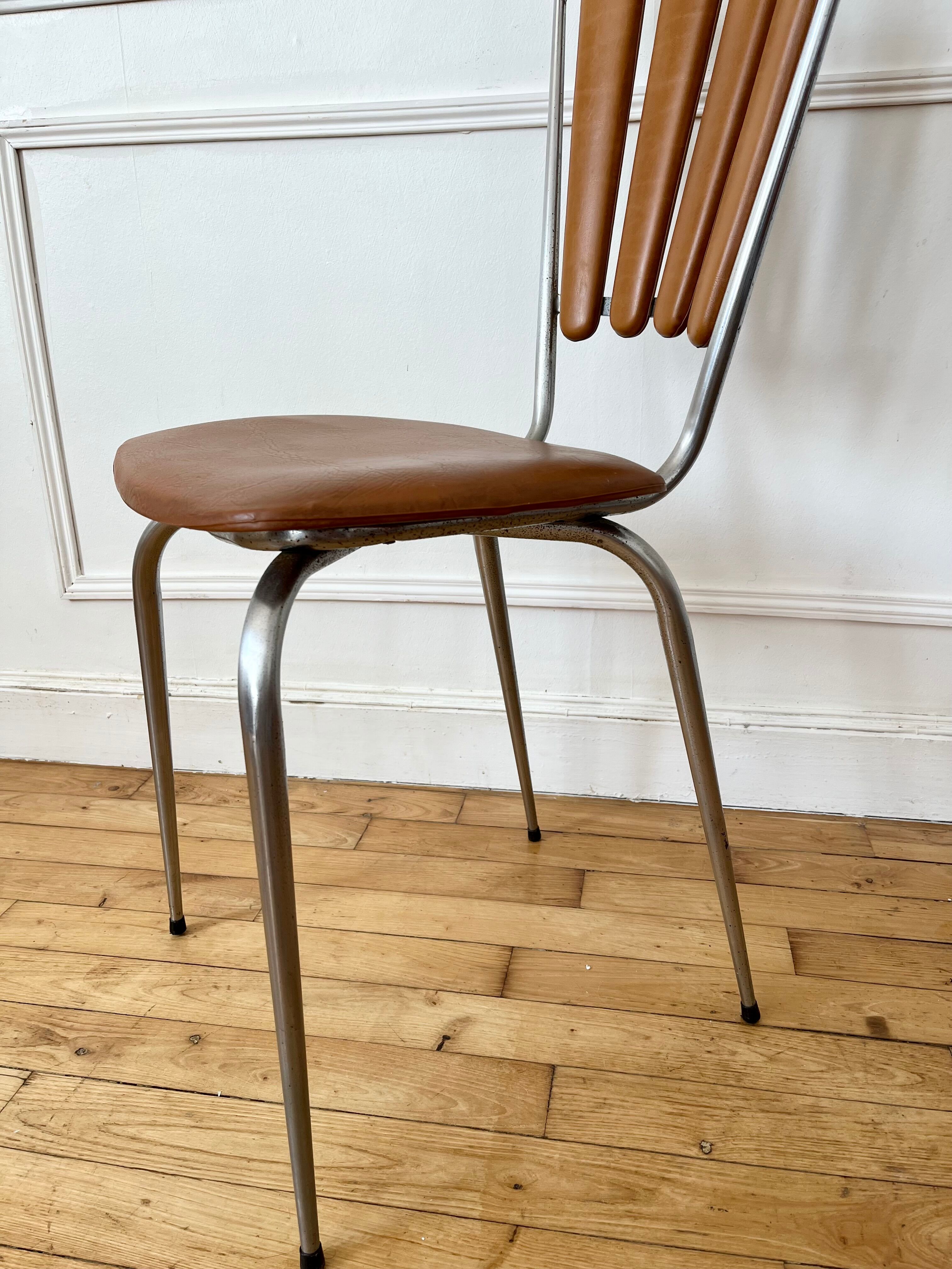 Flower petal chair in brown Skaï