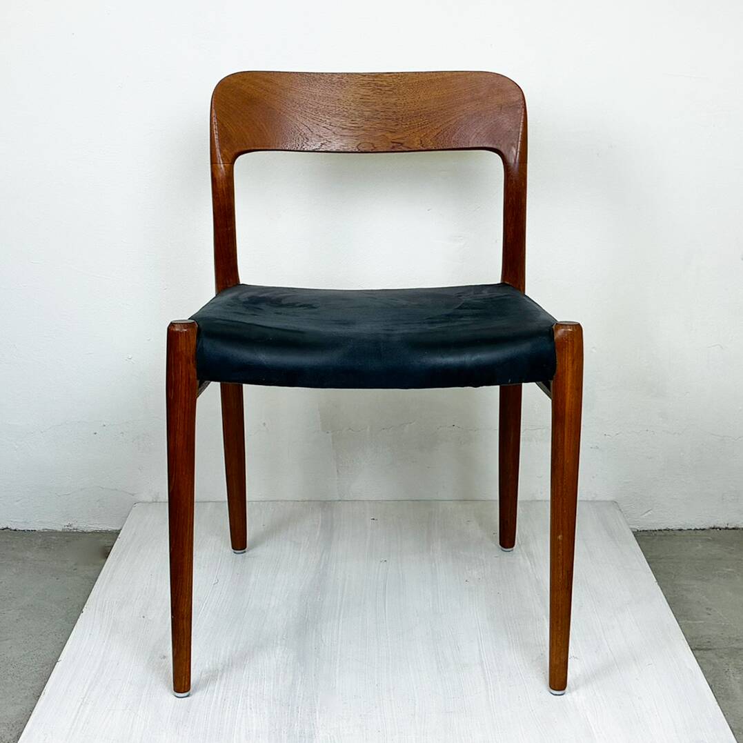 A beautiful pair of modern Scandinavian dining chairs in teak, model 75 by Niels Otto Møller.