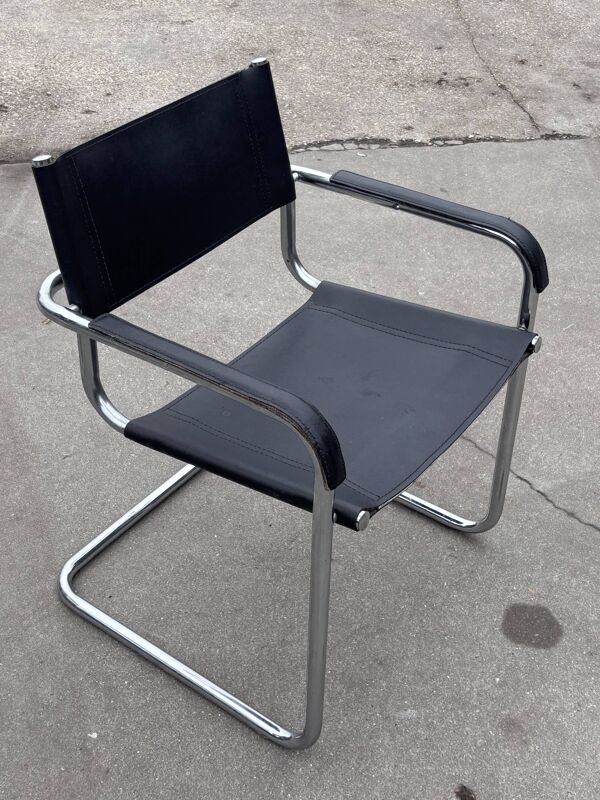 Ensemble de 4 chaises cantilever Bauhaus en cuir noir et chrome, design des années 80.