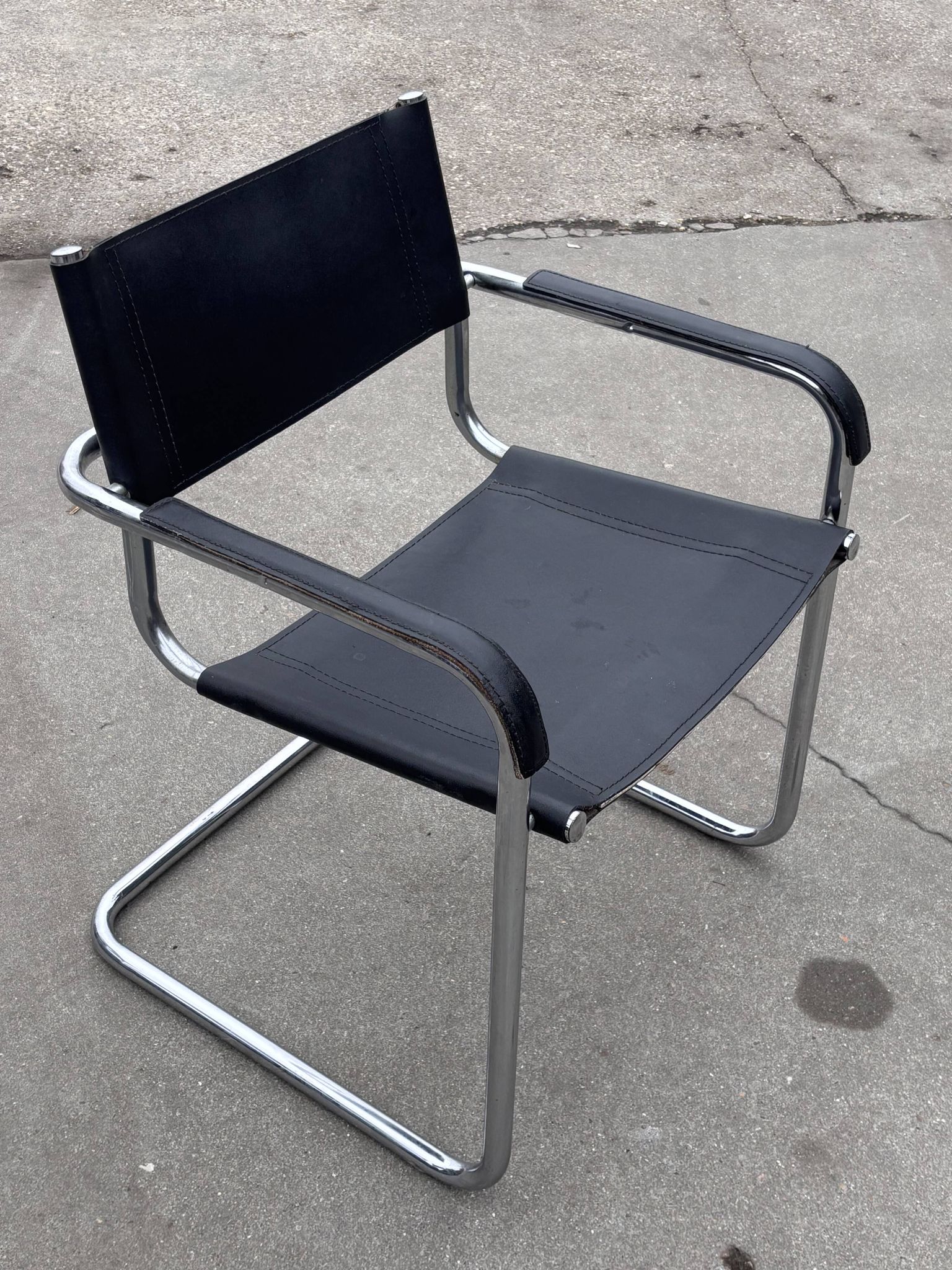 Set of 4 bauhaus cantilever chairs black leather and chrome design 80's