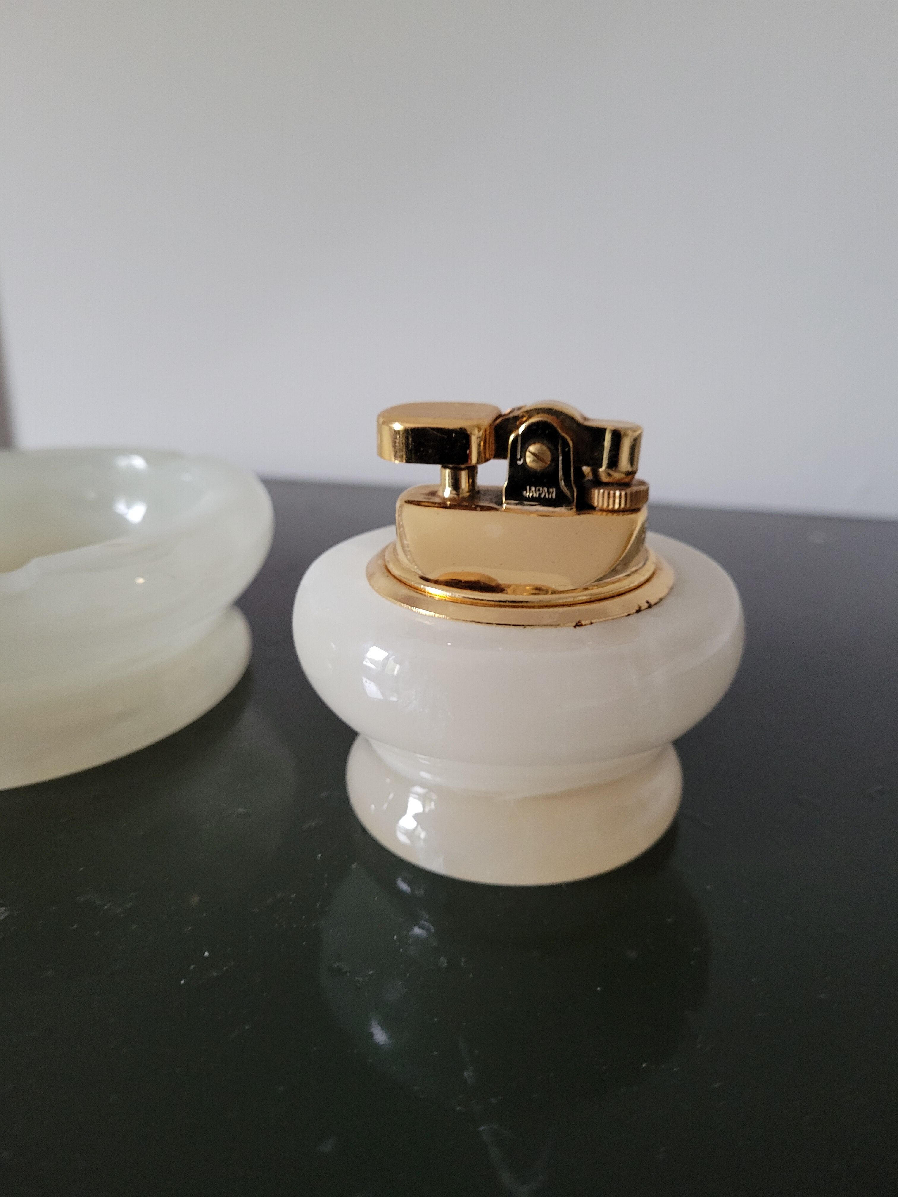 Ashtray and lighter in albatre