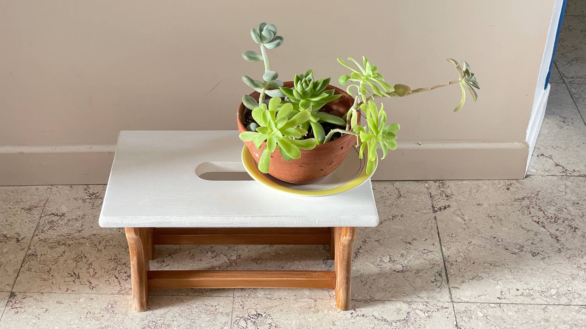 Tabouret vintage en hêtre et peint en blanc