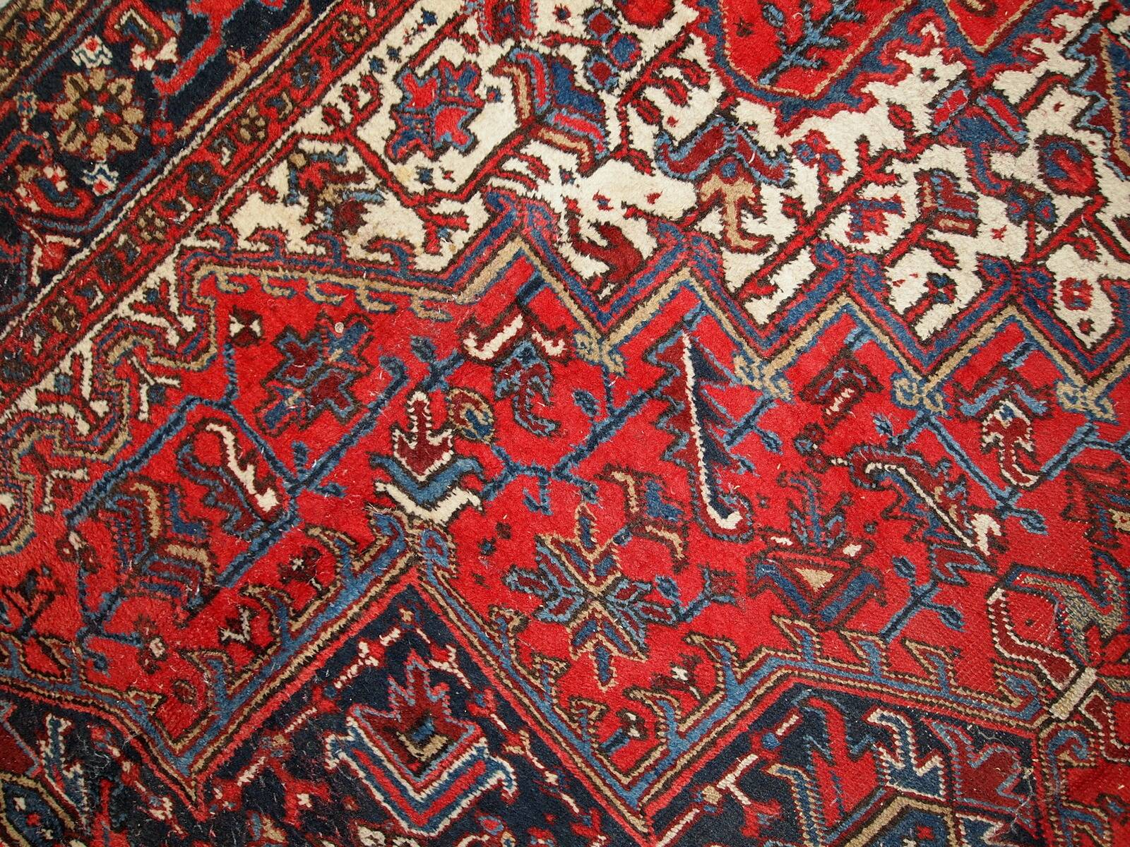 Tapis Heriz Antique du Moyen-Orient, Années 1950, Élégance Traditionnelle