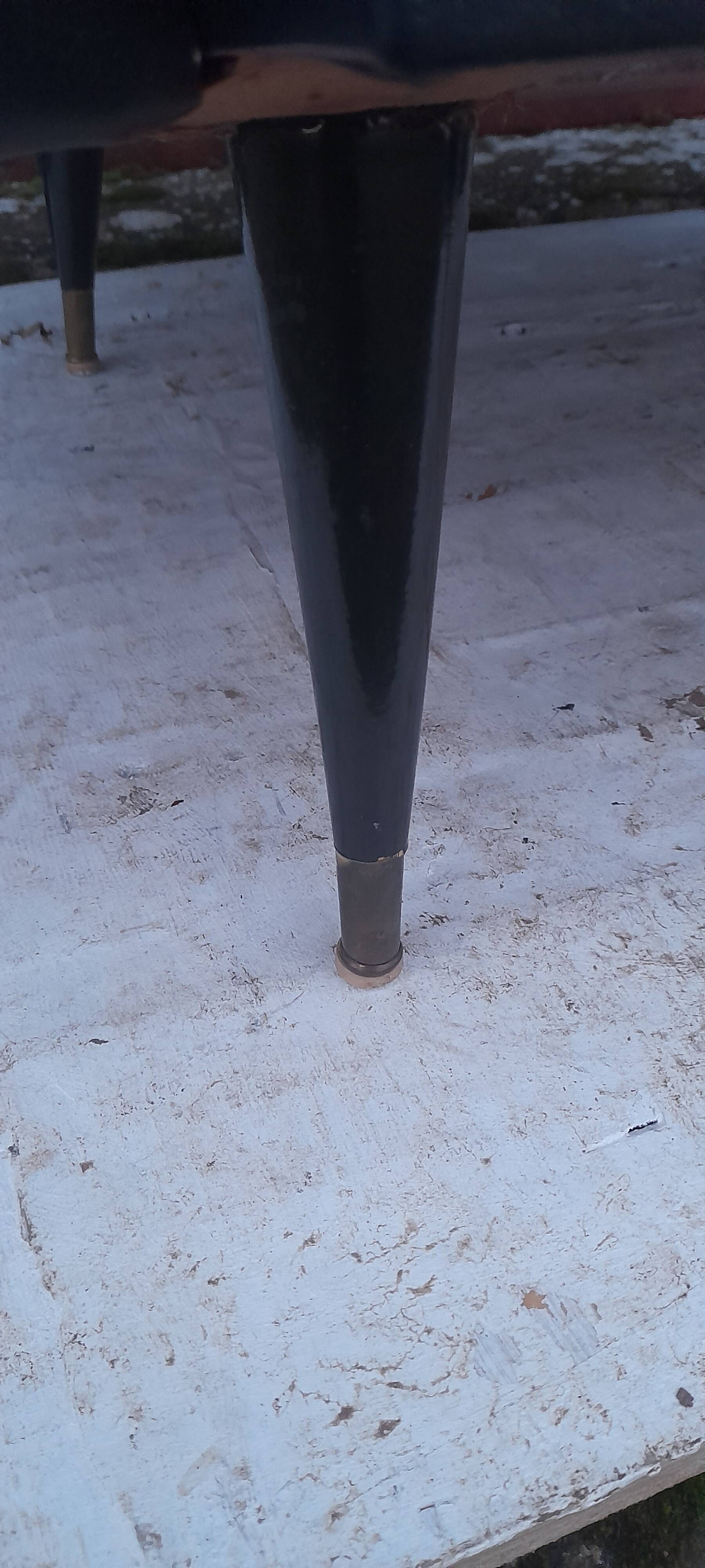 Fauteuil skaï noir et fourrure rouge