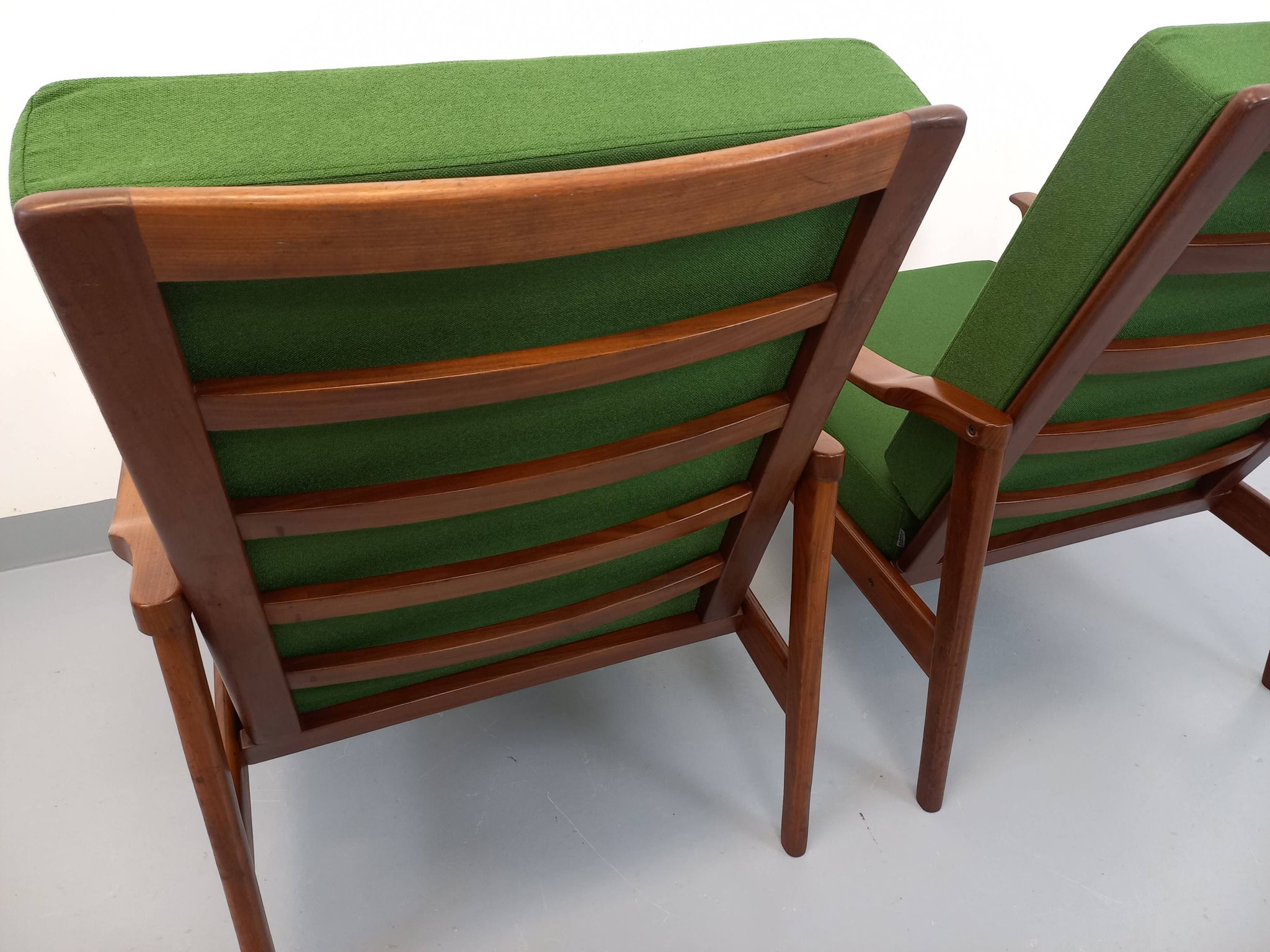 Pair of vintage Scandinavian armchairs in teak and green fabric from the 1960s.