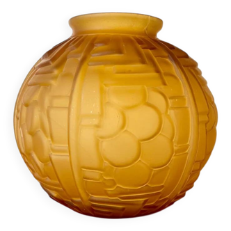 Vase boule en verre moulé art déco ambré