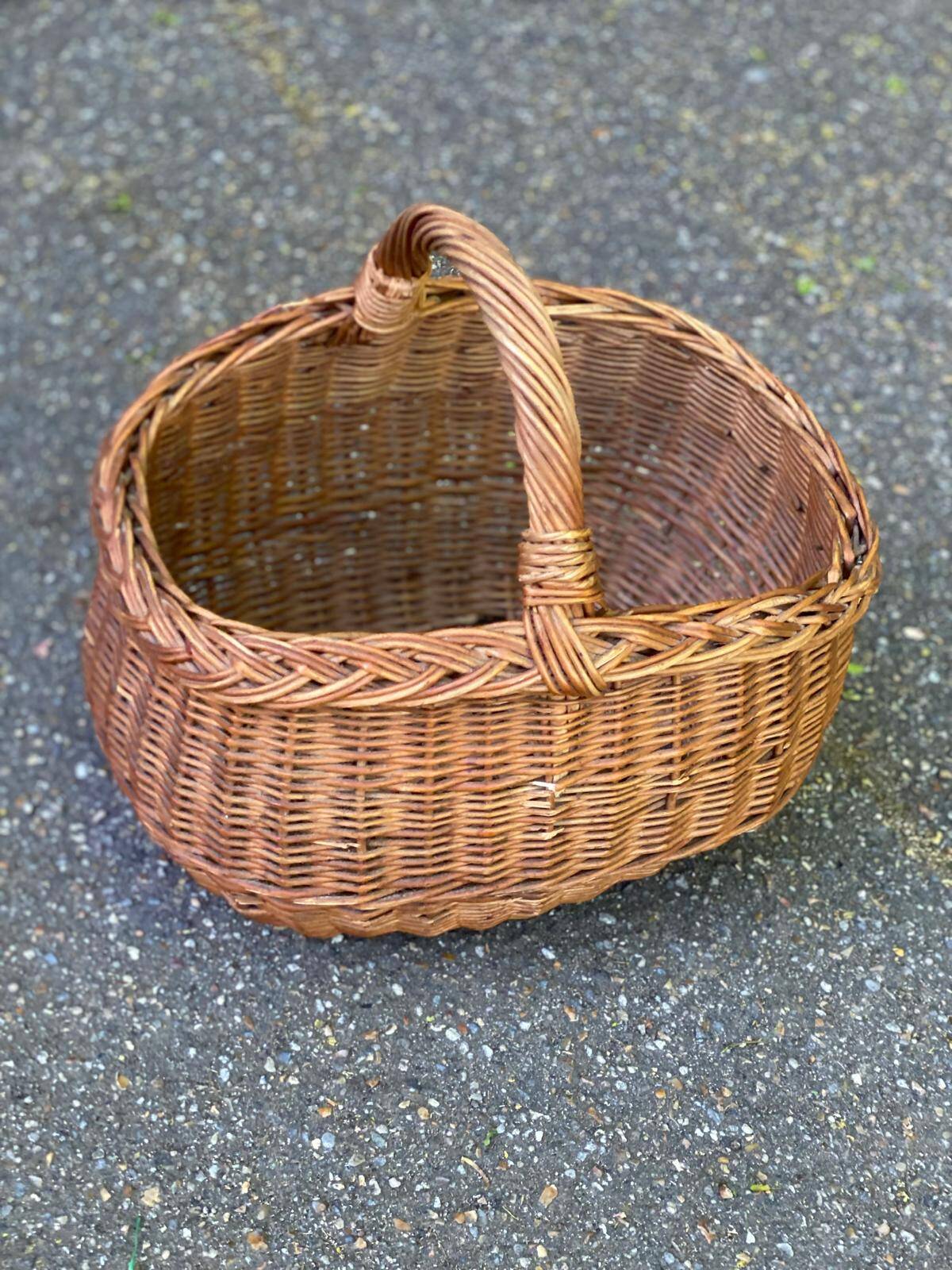 Round oval basket in rattan and woven wicker with handle
