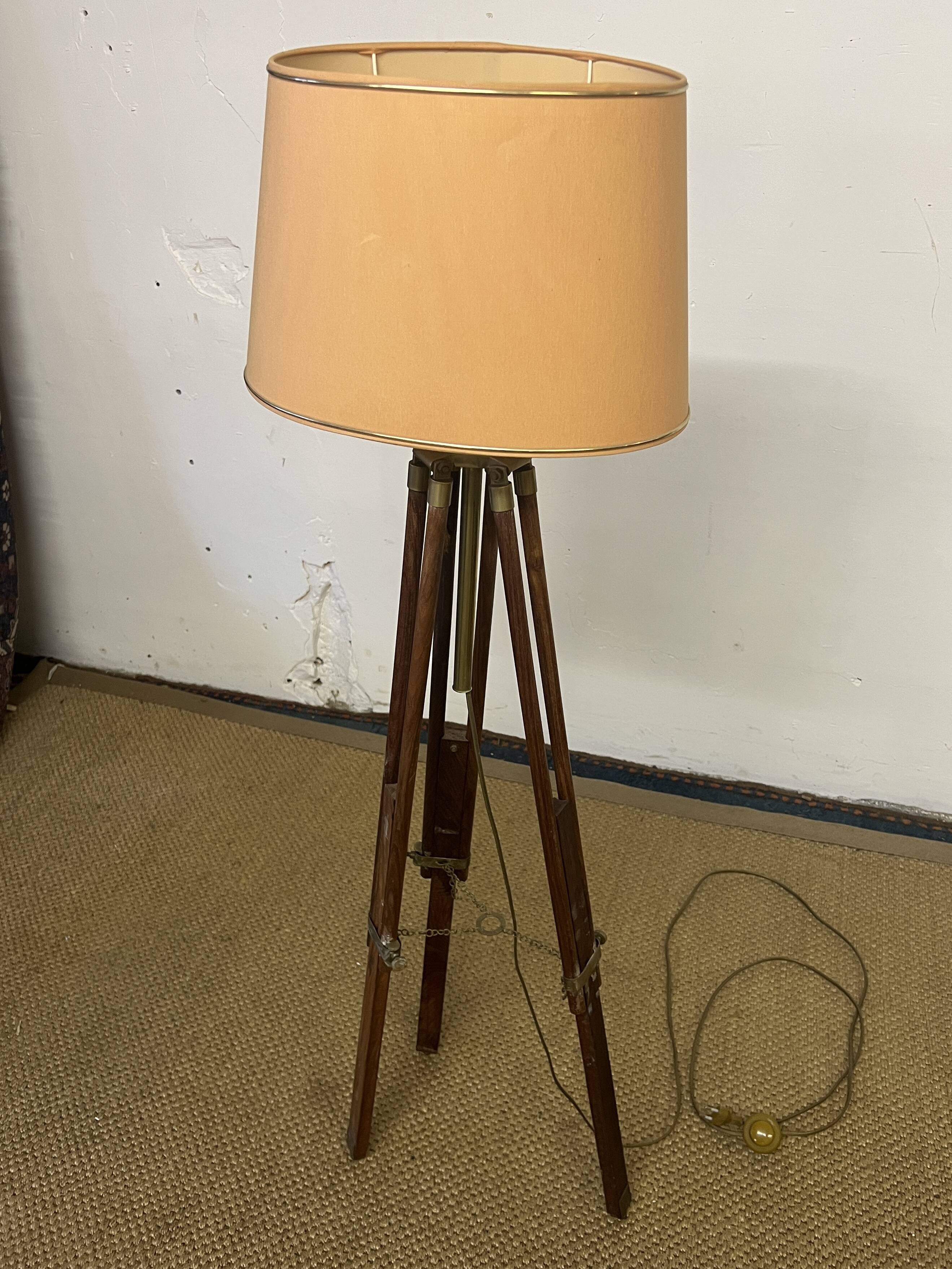 Tripod floor lamp in wood and adjustable brass