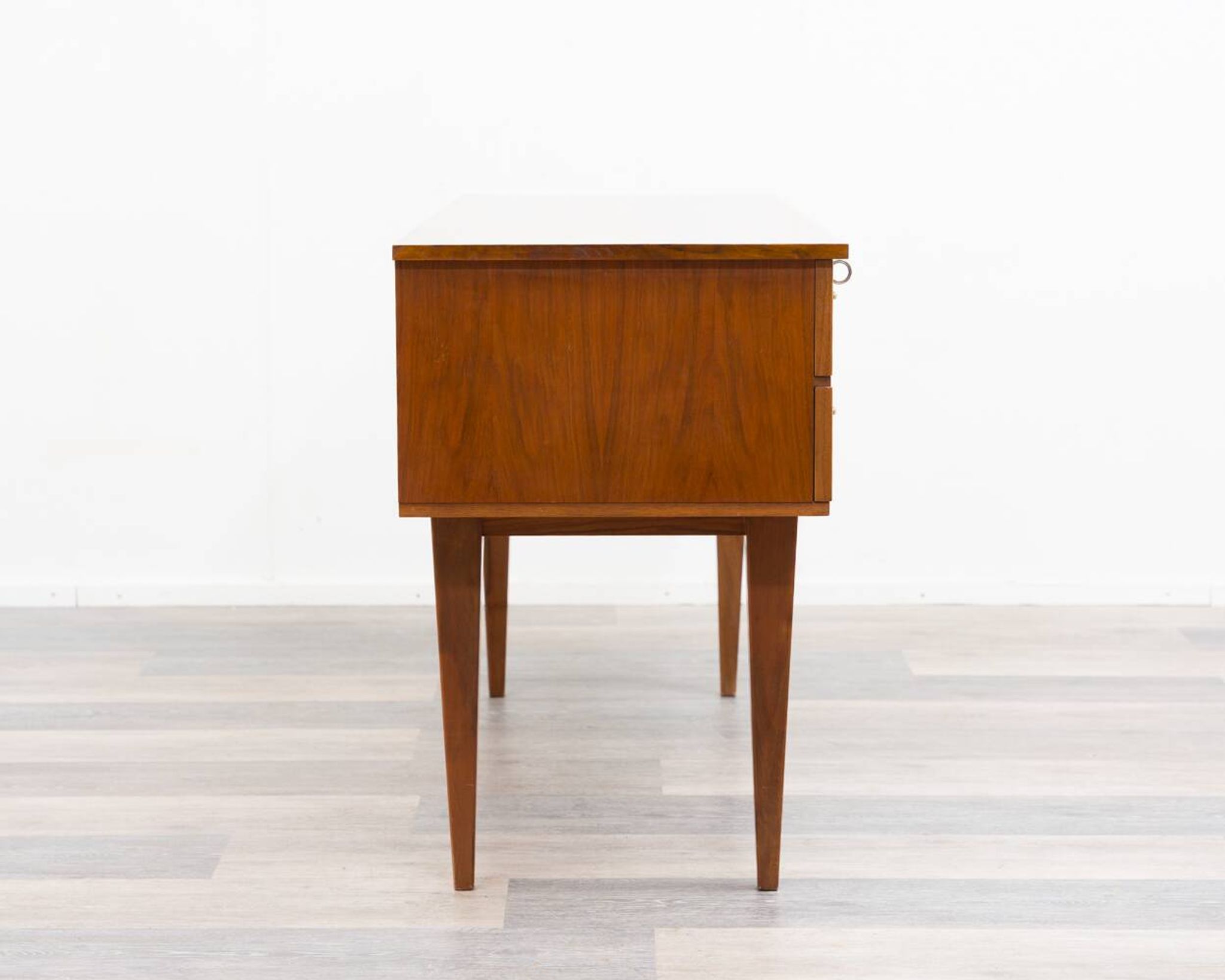 Enfilade/commode des années 1950 en noyer. Excellent état d'origine.