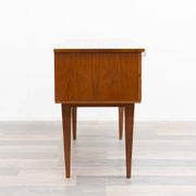 Enfilade/commode des années 1950 en noyer. Excellent état d'origine.