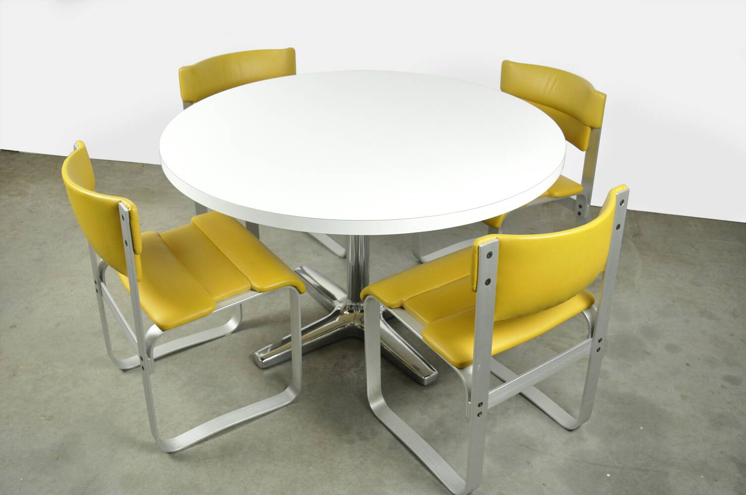Vintage round 4-5- persons dining table by Pastoe, 1970s