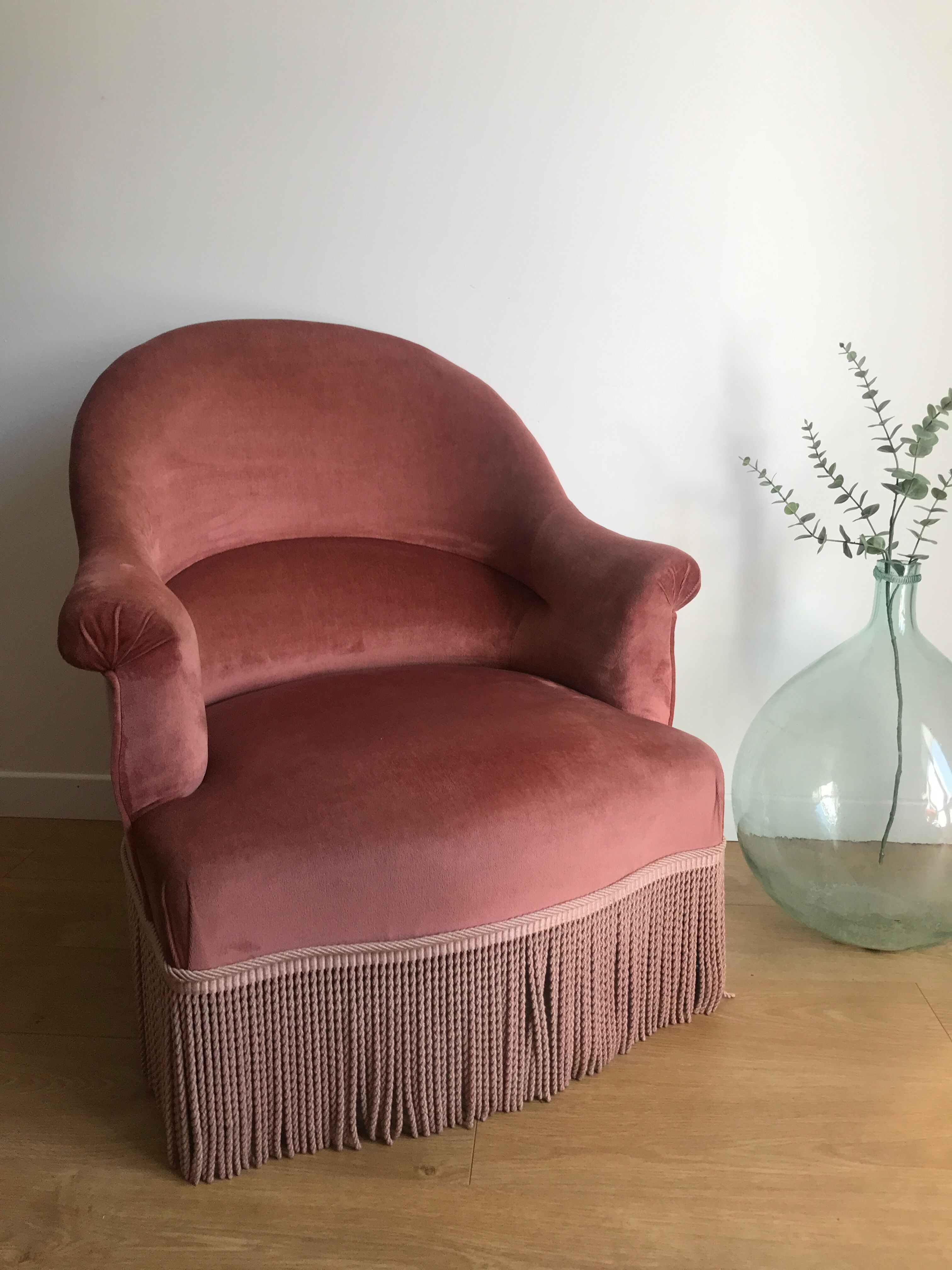 Fauteuil crapaud vintage rose en velours a franges
