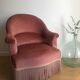 Fauteuil crapaud vintage rose en velours a franges