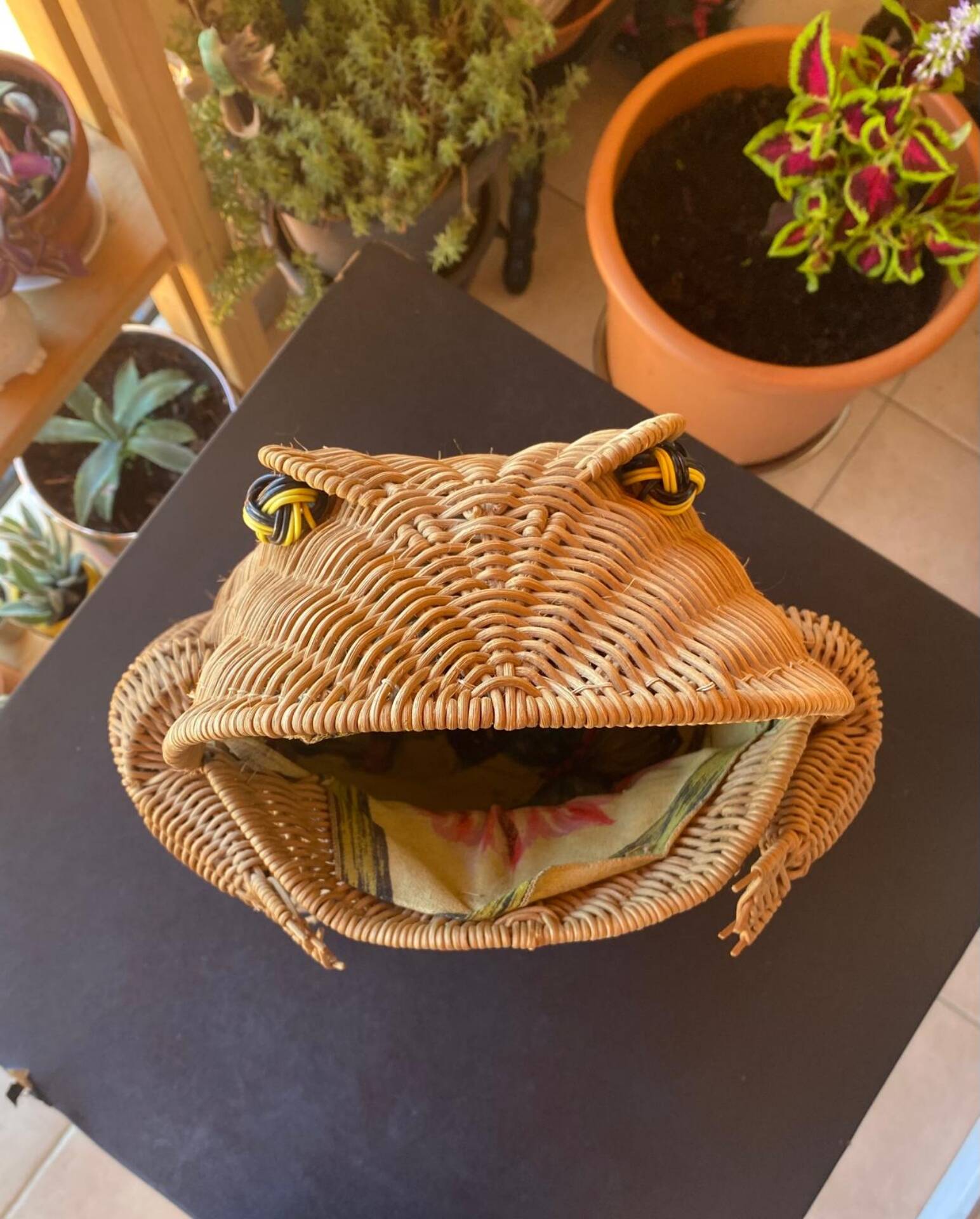 Large vintage 1970s frog magazine rack in rattan — Original fabric
