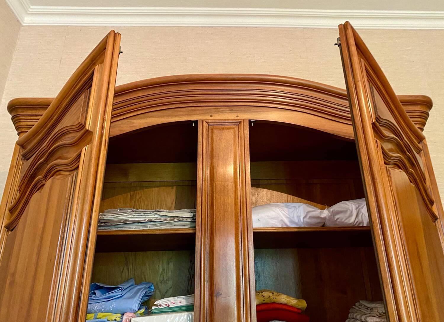 Antique wardrobe in solid oak and cherry (Louis XV style)