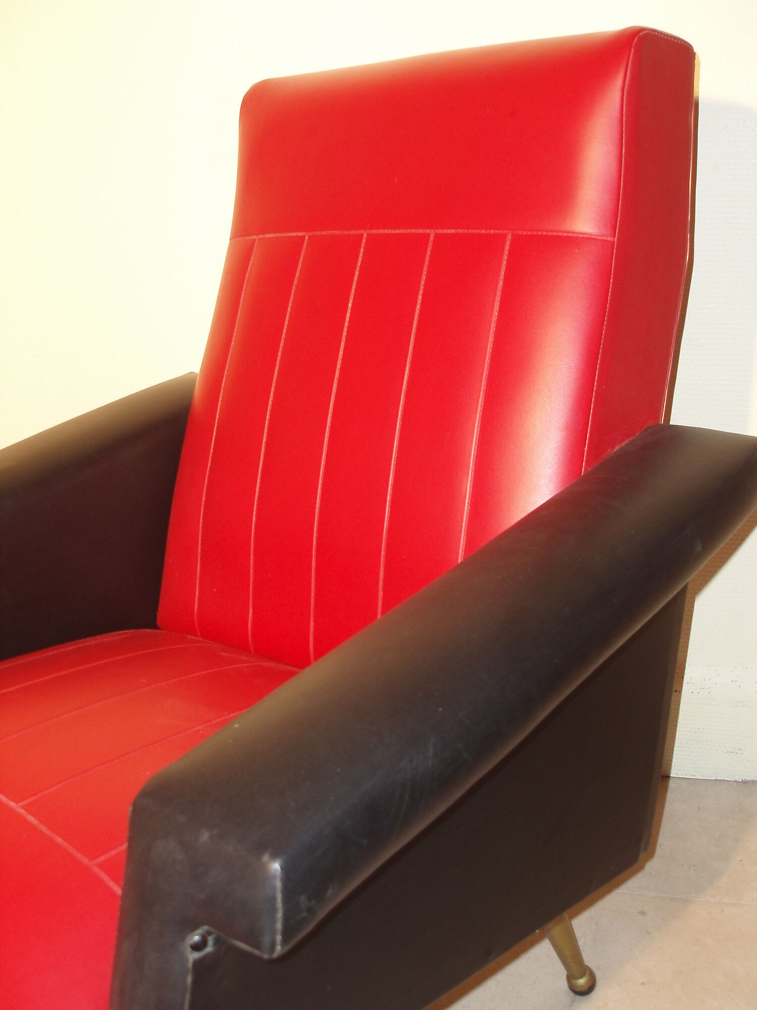 Pair of chairs in leather of the 1970s