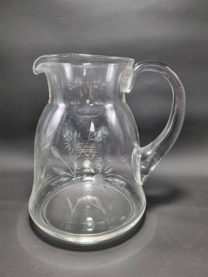 Chiseled decor pitcher