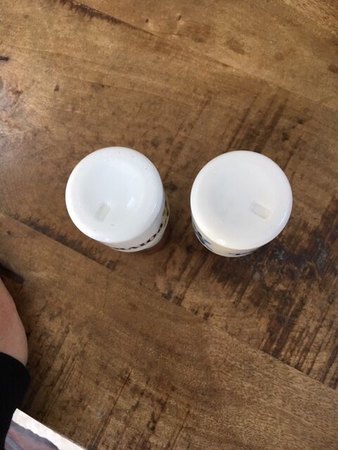 Mobil salt and pepper shaker