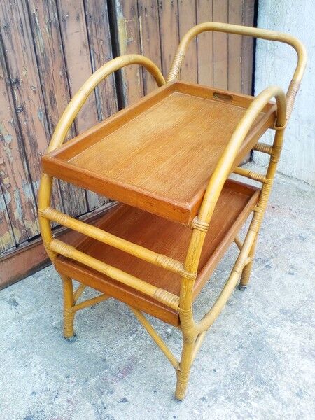 Rolling table in rattan