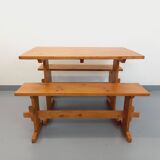 Suite d’une table et de 2 bancs en sapin, années 60