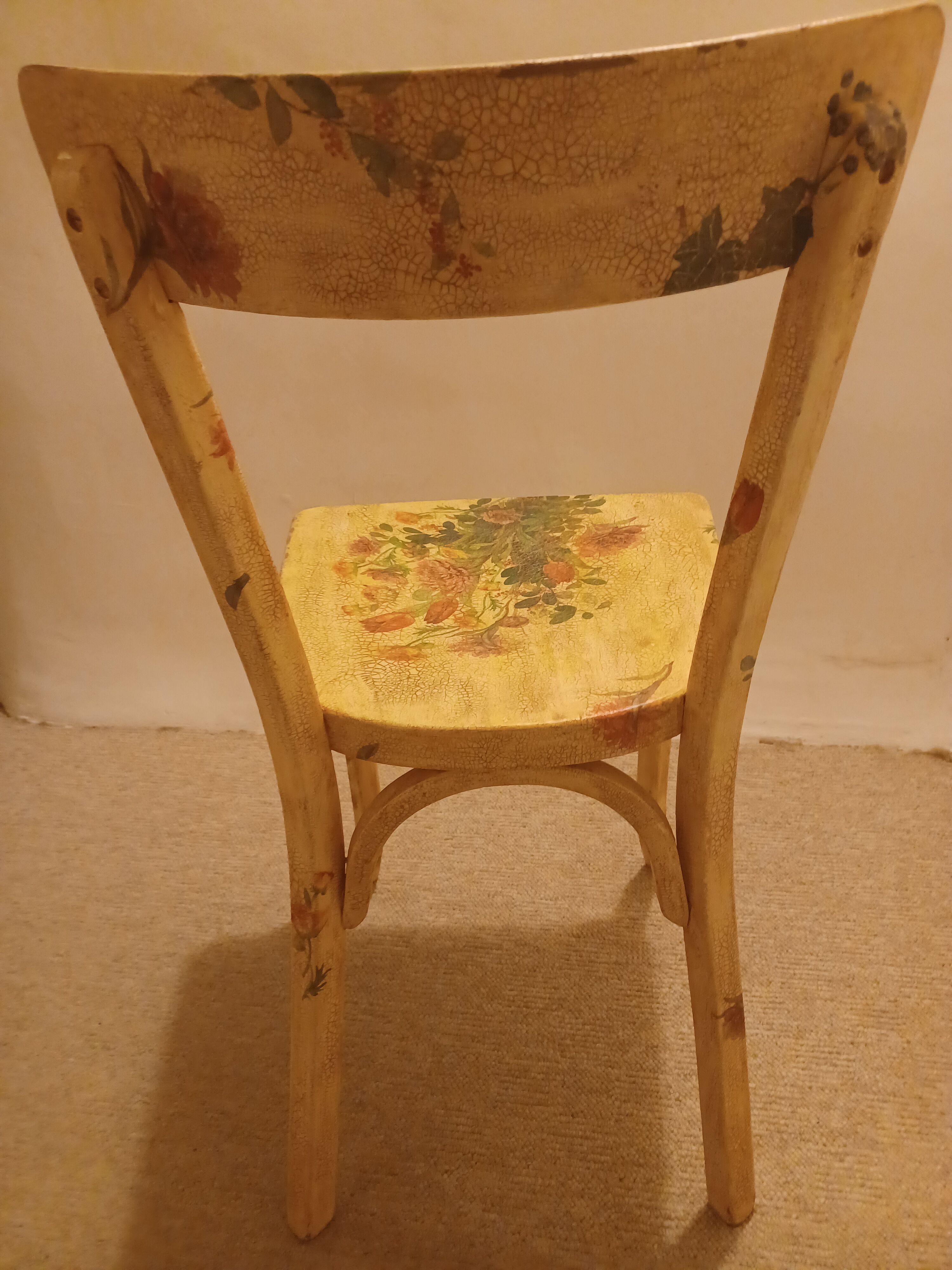 Chair decorated "bouquet" in wood