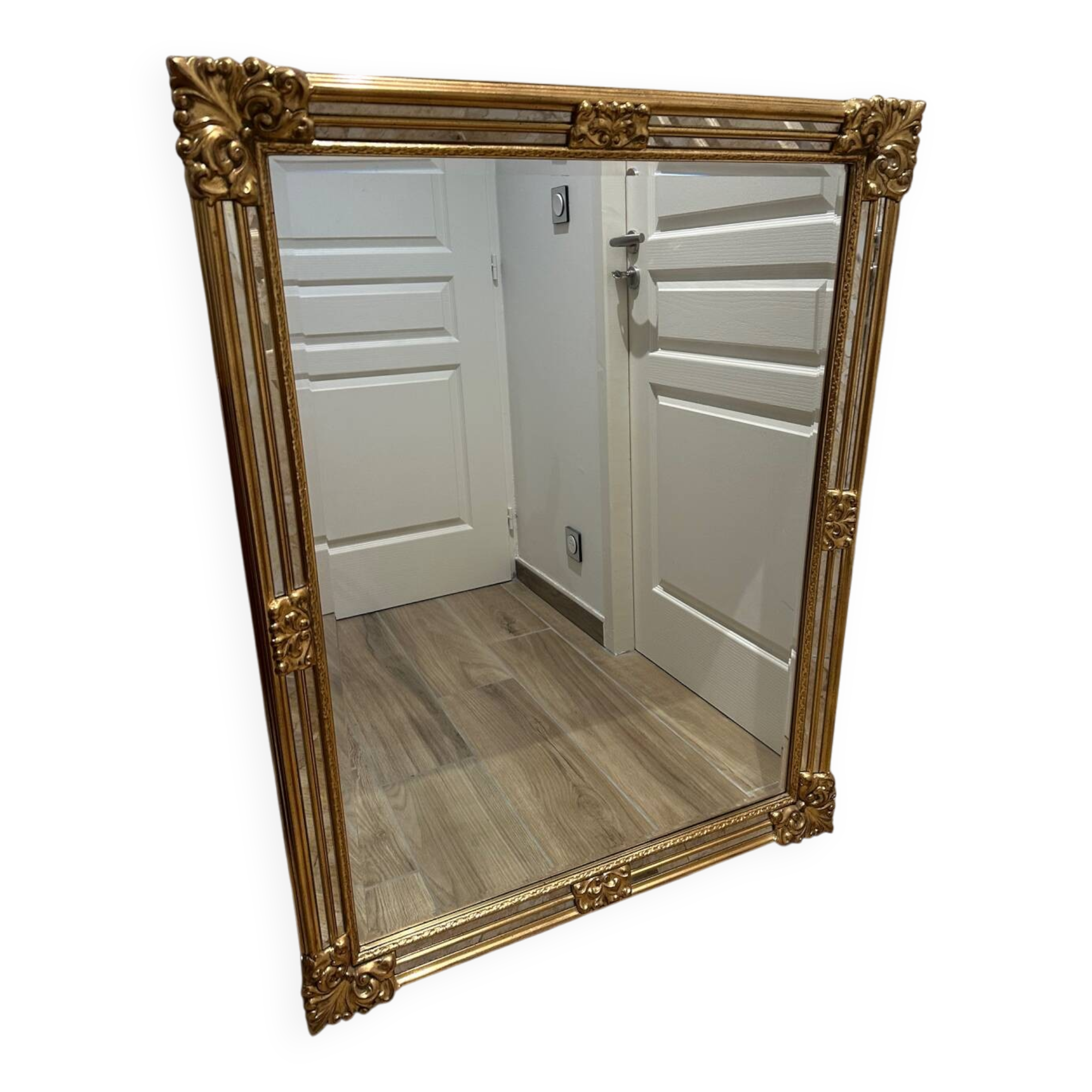 Superb gold mirror in Louis XV/XVI style. 90x120.