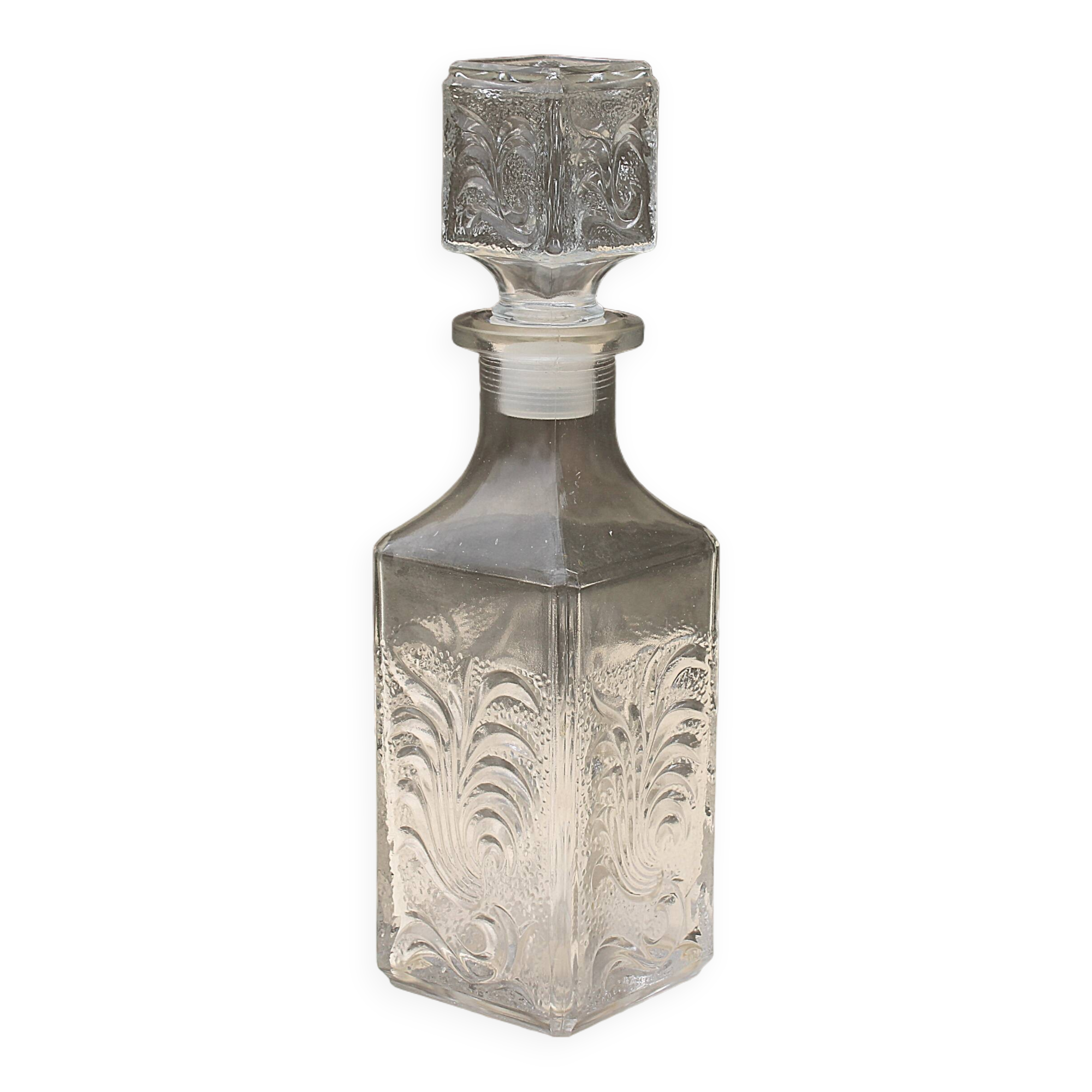 Carafe in chiseled glass