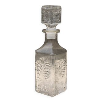 Carafe in chiseled glass
