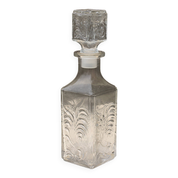 Carafe in chiseled glass