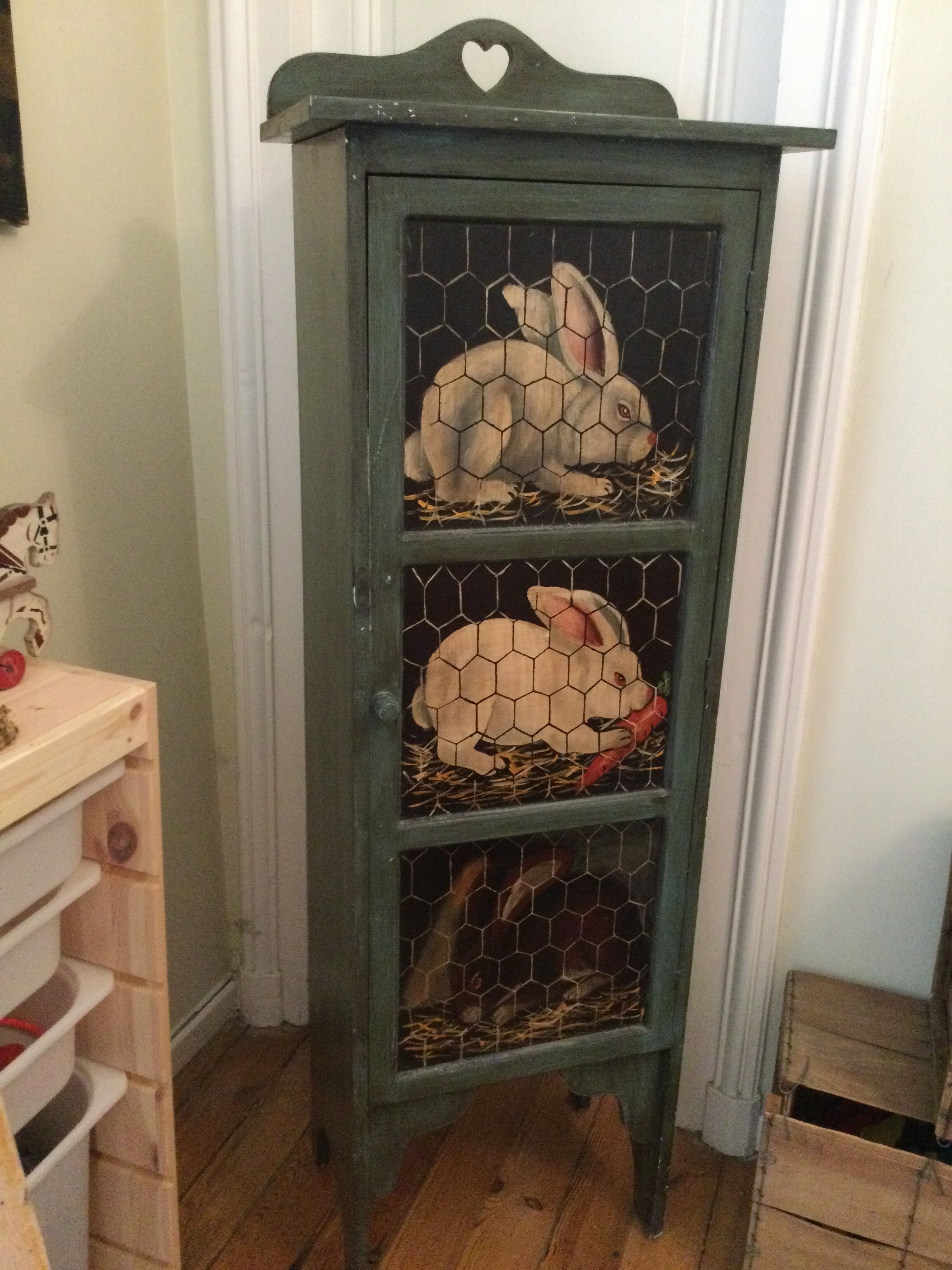 Decorated shelf cabinet 3 rabbits