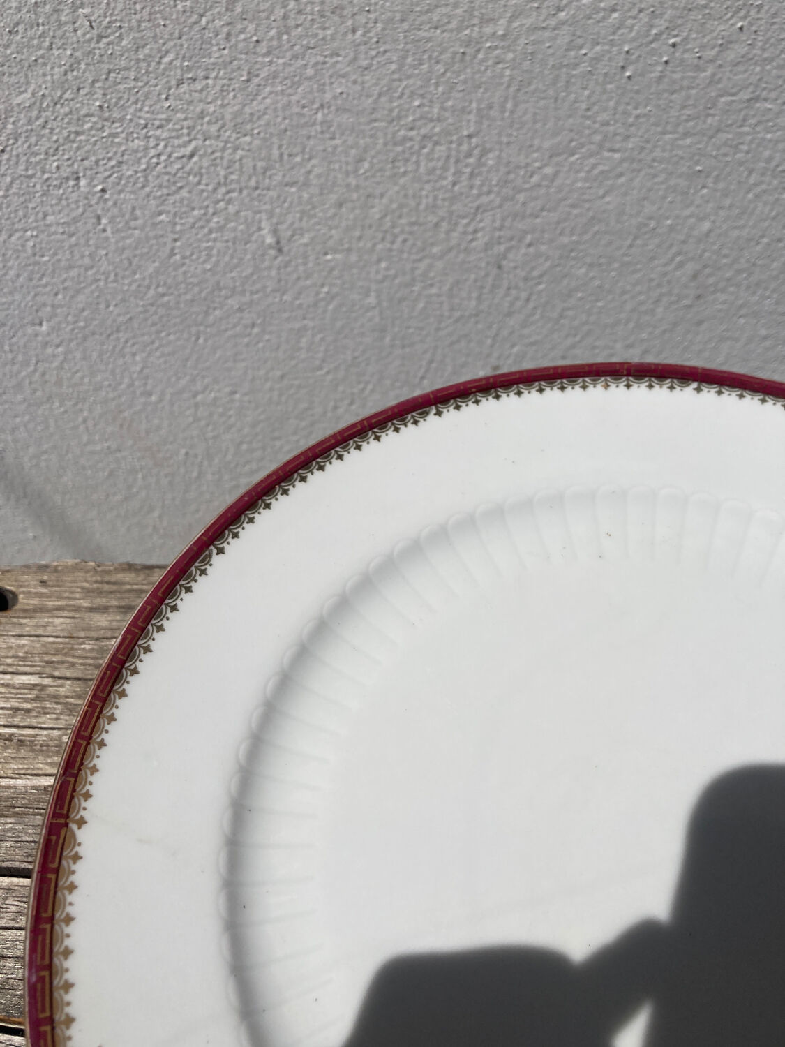 6 flat plates in gilded porcelain and burgundy