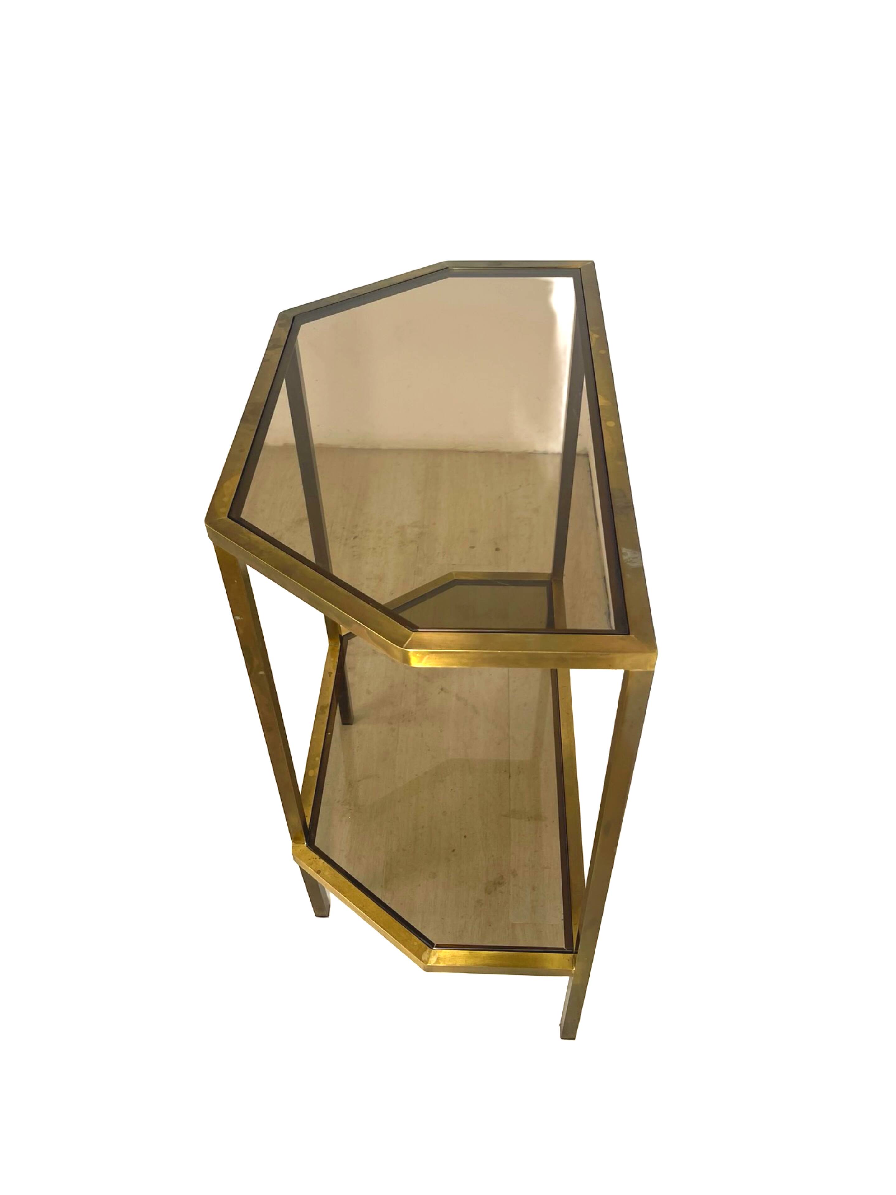 Table d'appoint italienne demi-hexagonale en laiton des années 1970.
