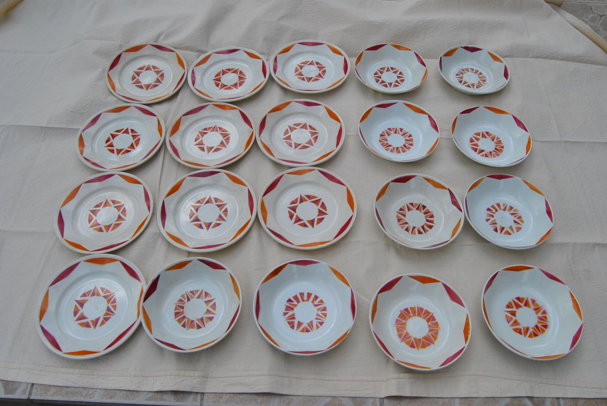 Series of 20 modernist plates Faïencerie de Castres