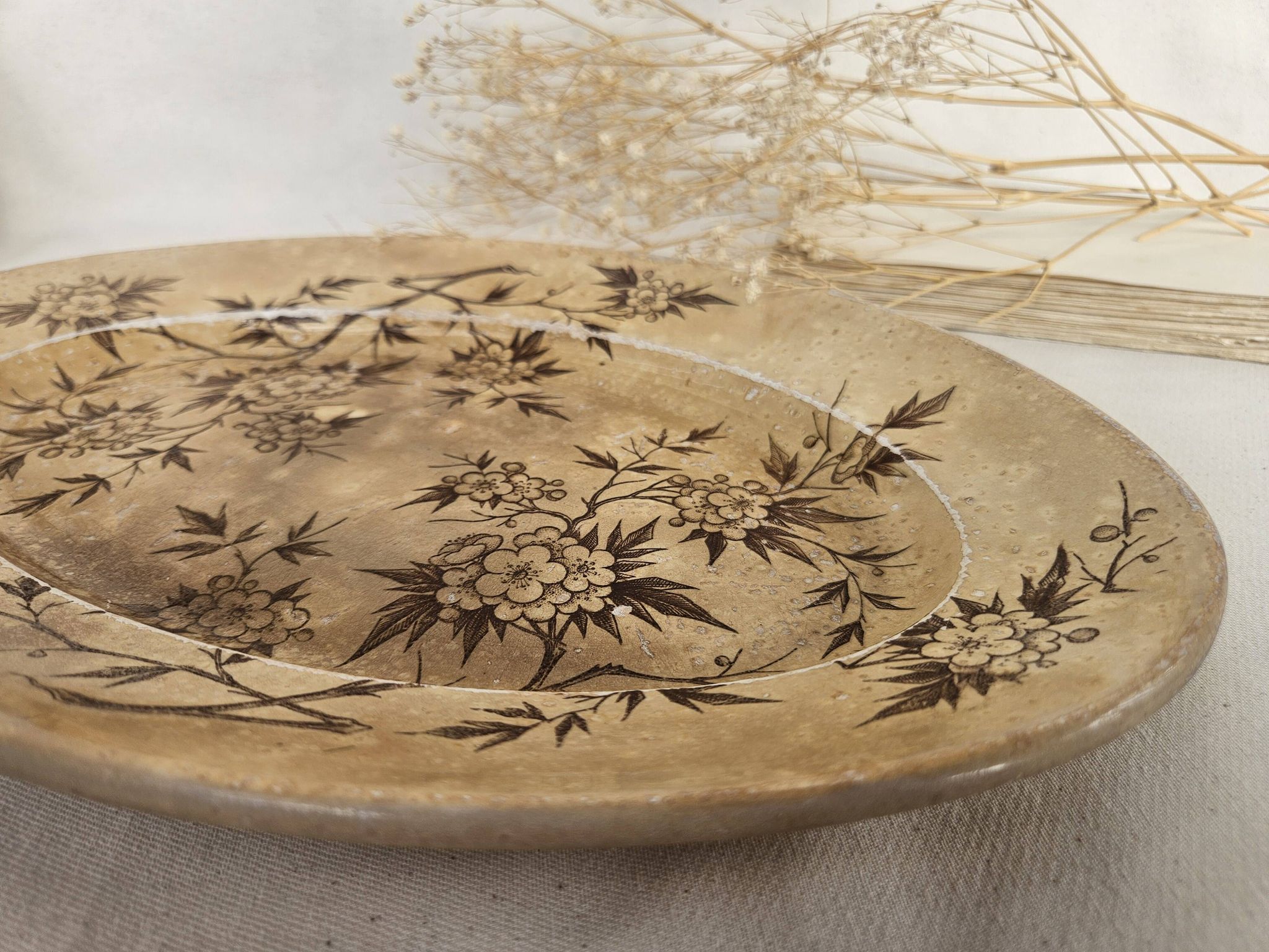 Old earthenware dish from Grigny